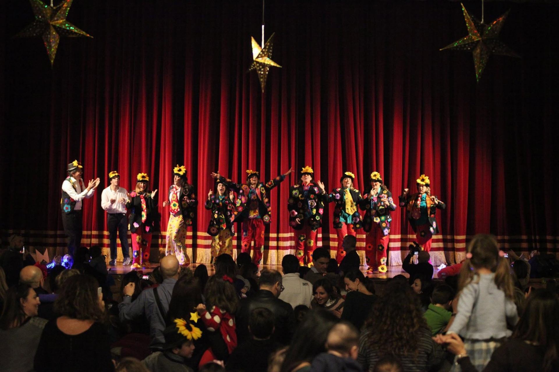 Scena di teatro con costumi colorati