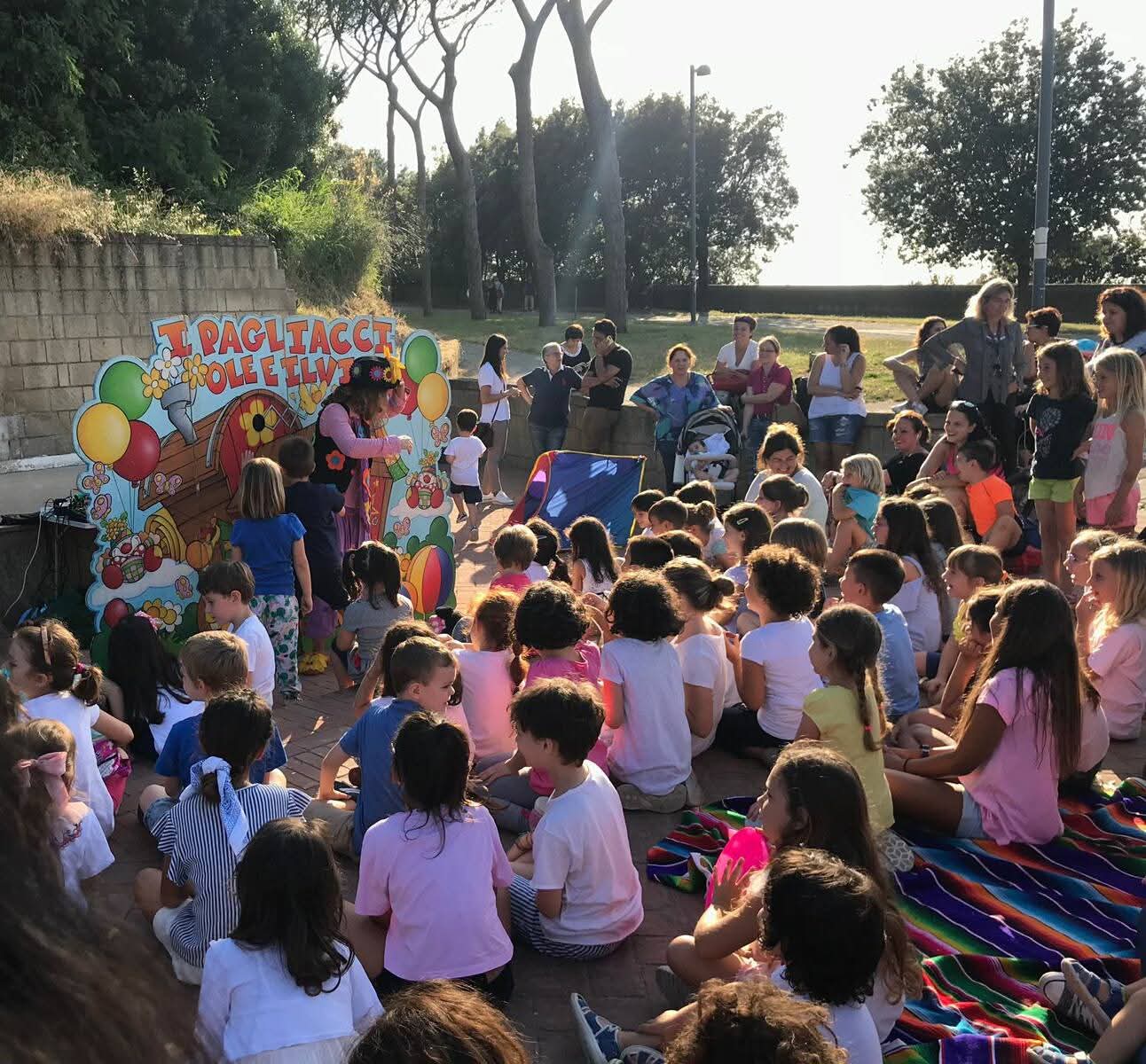 Spettacolo all'aperto de I Pagliacci Ole e Ilvia con tanti bambini