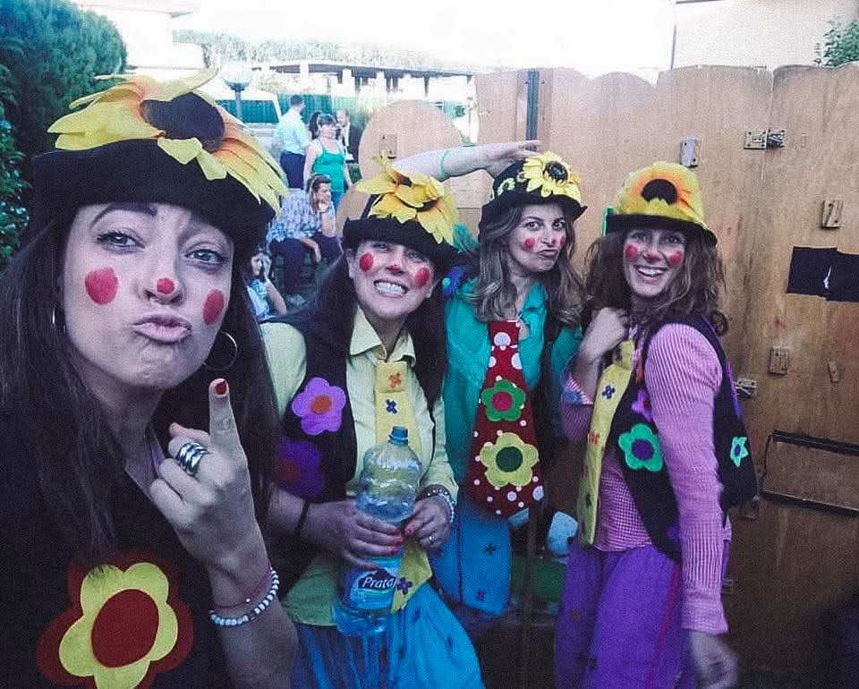 La compagnia Ole e Ilvia in costume floreale