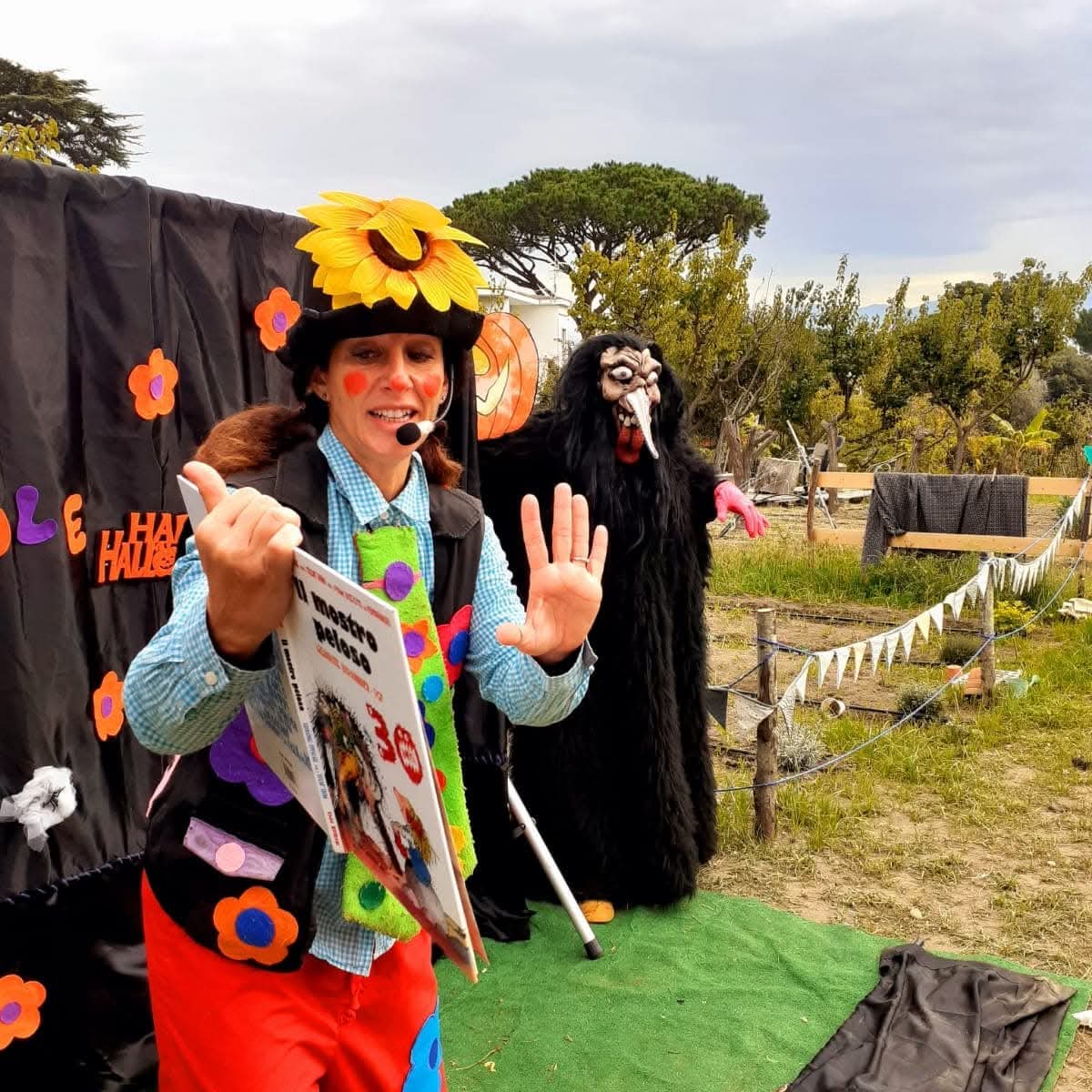 Ole legge una storia di Halloween con una strega alle spalle