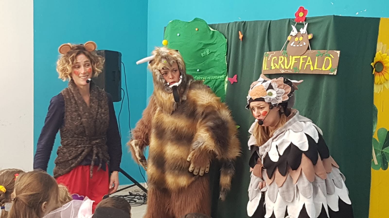 Personaggi de Il Gruffalò sul palco con i bambini