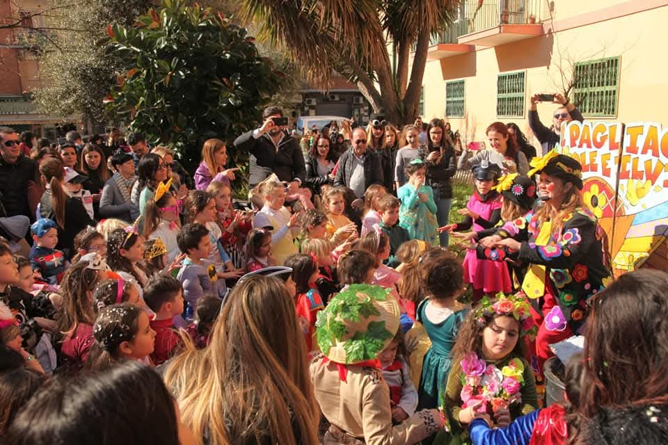 Spettacolo di Carnevale all'aperto con tanti bambini in costume