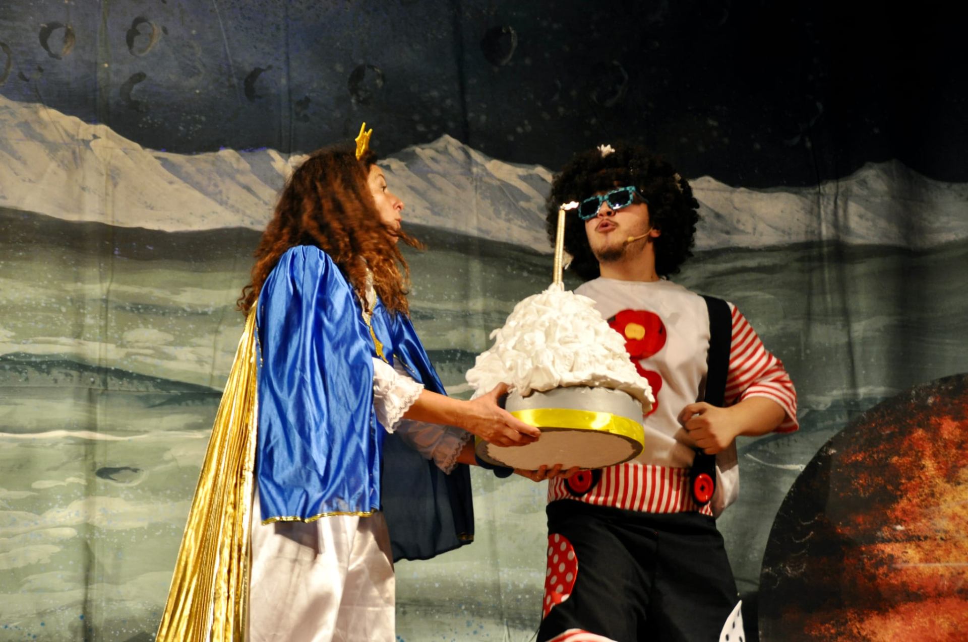 Principessa con corona dorata e pagliaccio in scena lunare