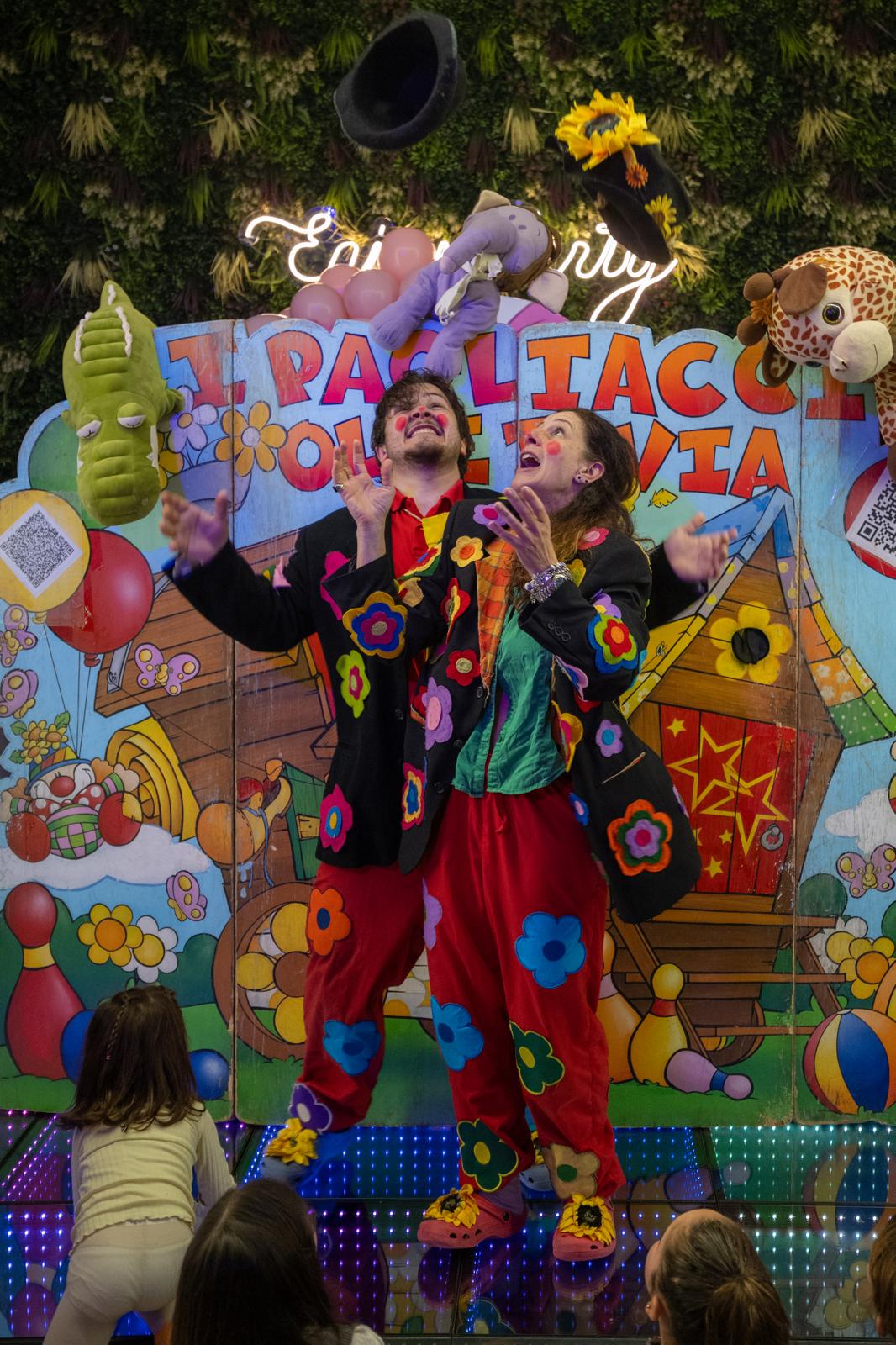 I Pagliacci Ole e Ilvia lanciano i cappelli sul palco con i bambini