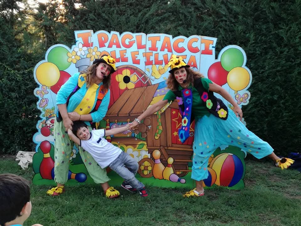 Ole e Ilvia in costume da pagliacci con un bambino